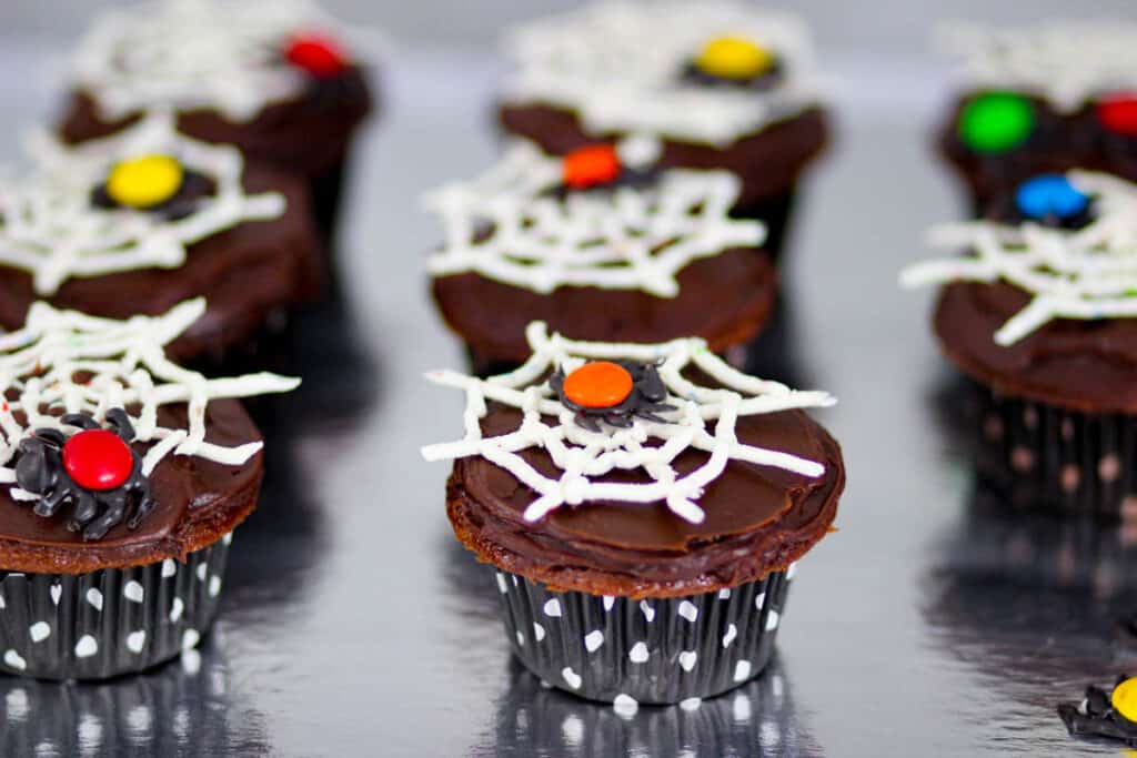 Halloween Cupcakes „Spinnennnetz“ ⋆ Kindergeburtstag Planen