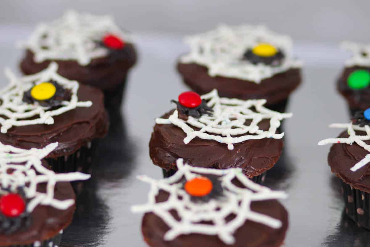 Halloween Cupcakes „Spinnennnetz“ ⋆ Kindergeburtstag Planen